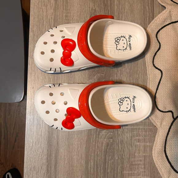 Hello Kitty Crocs - Picture 2 of 10
